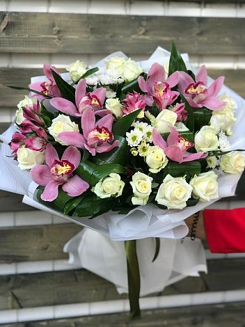 Букет цветов из: Розы и Хризантемы в Горки-2