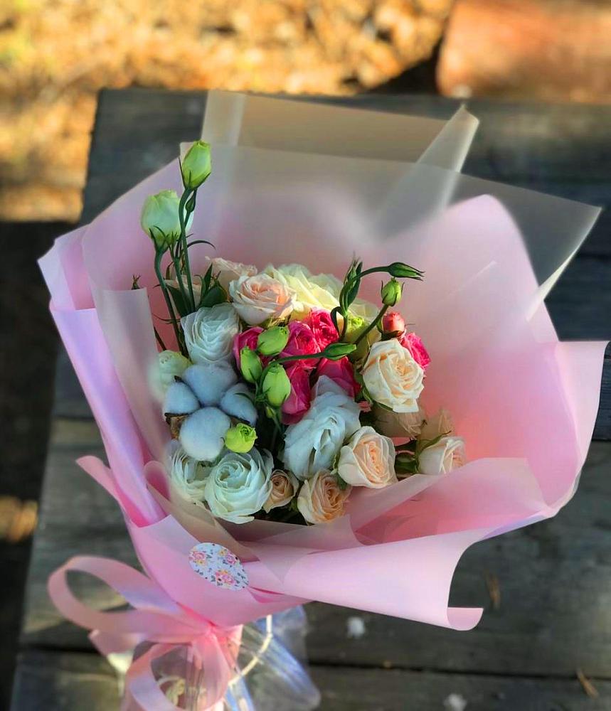 Букет цветов из: Розы и Лизиантусы в Горки-2