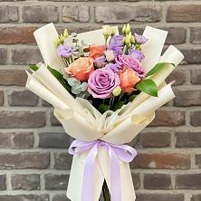 Букет цветов из:  Лизиантусы и Розы в Горки-2