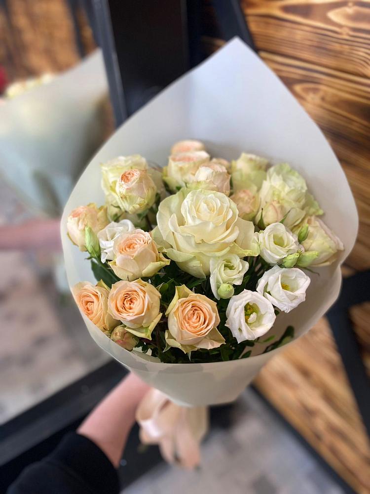 Букет цветов из: Розы и Лизиантусы в Горки-2